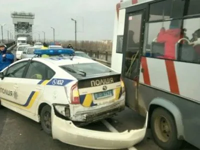 Автомобіль патрульних зіштовхнувся з автобусом у Кременчуці