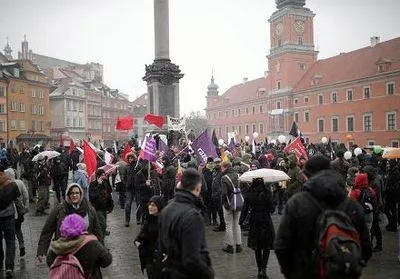 Близько тисячі людей зібралися на антифашистський марш у Варшаві
