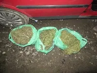 На Прикарпатті в автомобілі нетверезого чоловіка поліцейські виявили понад кілограм марихуани