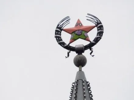 В России советскую звезду раскрасили под героя мультсериала "Губка Боб"