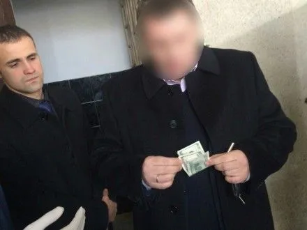 Должностное лицо Госгеокадастра задержали за 2 тыс. долл. взятки в Винницкой области