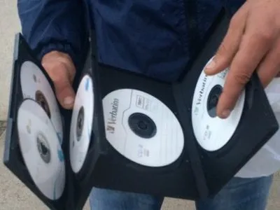 Житель Мукачевого продавав на ринку відеопродукцію порнографічного змісту