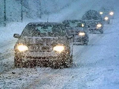 Водіїв попередили про сніг та ожеледицю на дорогах України