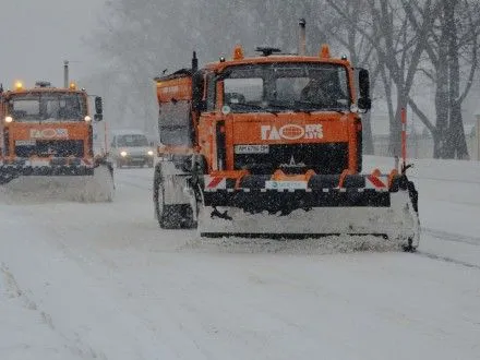 Шляховики випустили на дороги снігоочисну техніку у трьох районах Рівненщини