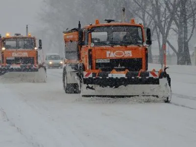 Дорожники выпустили на дороги снегоочистительную технику в трех районах Ровенской области