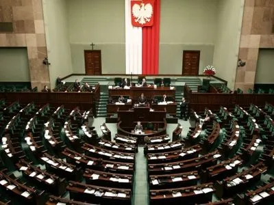 В сенате Польши назвали недопустимым сжигание украинского флага в Варшаве