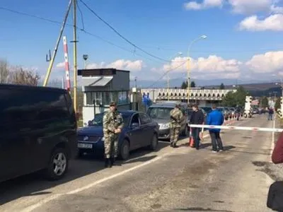 Румунія призупинила пропуск легкових авто біля КПП “Солотвино” у бік України через акцію “пересічників”