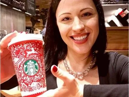 В.Гройсман: Starbucks выбрал для новогоднего дизайна чашек элементы петриковской росписи