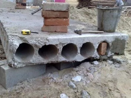 Бетонная конструкция смертельно травмировала мужчину в Киеве