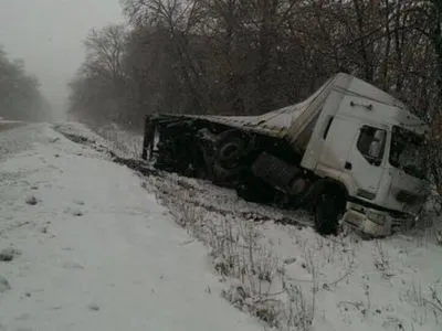 В результате непогоды в Винницкой области перевернулись четыре грузовика