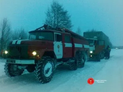 Спасатели вытащили 11 автомобилей из сугробов в Ровенской области