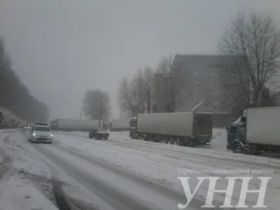 Поблизу Хмельницького водії вантажівок на знак протесту перекрили дорогу