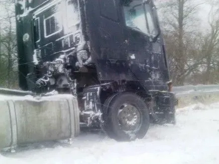 На Житомирщині рятувальники 10 разів витягали машини, які застрягли в снігу