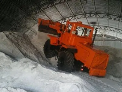 В Киеве на дороги уже высыпали 330 тонн соли и песка