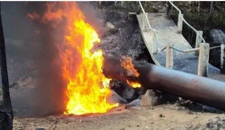 Повстанцы в Колумбии подорвали нефтепровод недалеко от школы