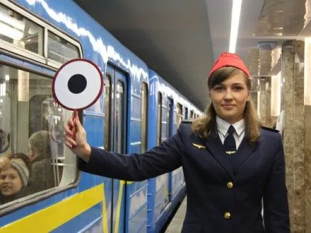 stolichna-stantsiya-metro-obolon-vidnovila-robotu