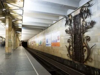 Столичную станцию ​​метро "Оболонь" закрыли на вход и выход из-за сообщения о минировании