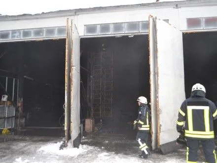 Рятувальники загасили пожежу в ангарі на Київщині