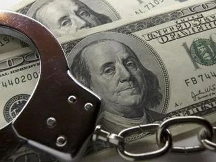 Около 100 тыс. долл. и 10 тыс. евро изъяли во время обысков у чиновника-взяточника на Волыни