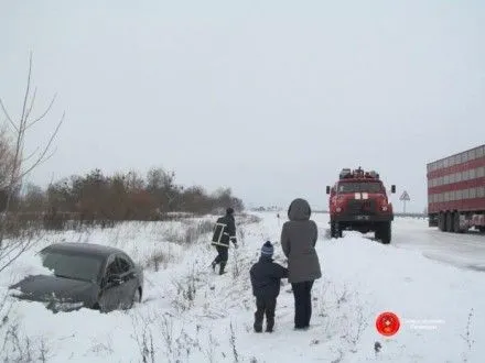 Автівка з малолітніми дітьми застрягла у засніженому кюветі на Рівненщині