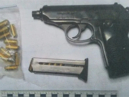 Правоохоронці виявили пістолет та набої у жителя Кропивницького