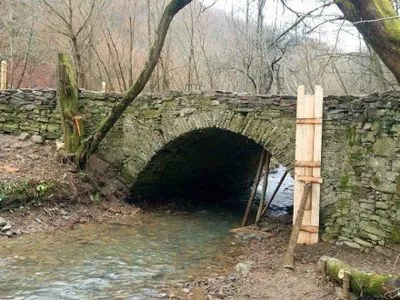 Уникальный 500-летний арочный мост начали реставрировать в Закарпатской области