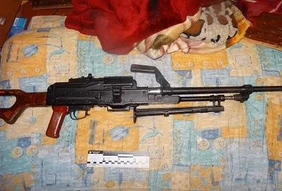 Правоохранители обнаружили пулемет и наркотики в квартире в Киеве