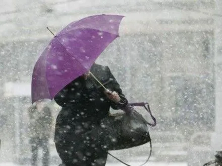 Киевлян сегодня ожидает небольшой снег, гололедица и порывы ветра