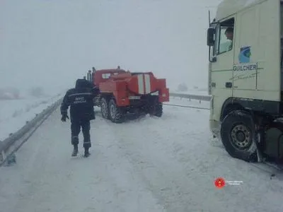 Укравтодор повідомив про обмеження руху для вантажівок у шести областях