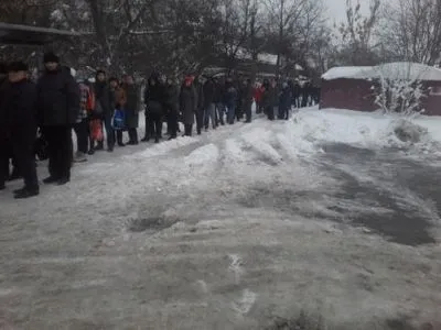 На остановках общественного транспорта во Львове образовались большие очереди