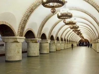 На станции метро "Золотые ворота" начали реконструкцию фасада здания
