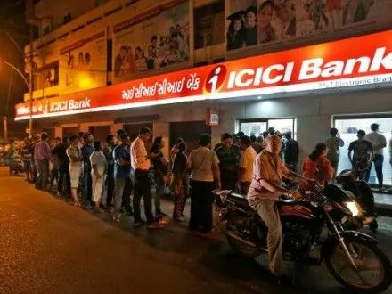 Миллионы людей стоят в очередях в банки через финансовую реформу в Индии