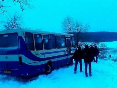 Рейсовый автобус с пассажирами застрял в сугробах в Ровенской области