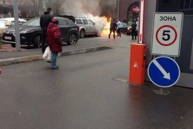 Два автомобиля горели одновременно в Харькове