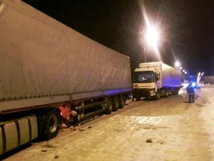 Через замети на Житомирщині утворився затор з 25 вантажівок