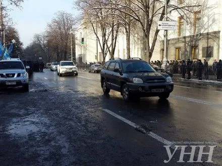 Рух транспорту відновлено на вулиці Грушевського у Києві