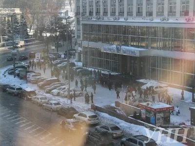 В правительственный квартал Киева продолжают прибывать люди