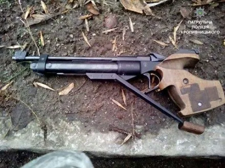 В мусорном баке в Кропивницком  нашли пневматичную винтовку