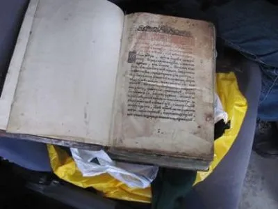 Украинец пытался вывезти в Россию старопечатный "Апостол" 17 в.