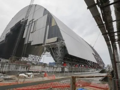 В ноябре завершат надвижение Арки "Нового конфайнмента" над разрушенным реактором Чернобыльской АЭС