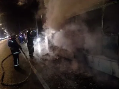Мікроавтобус загорівся під час руху по Житомирській трасі