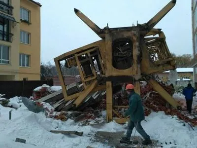 Умер мужчина, на которого упал строительный кран во Львове