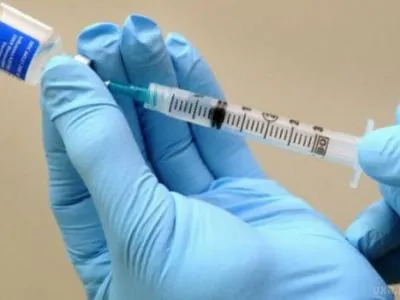 Волинських медиків вакцинують проти грипу