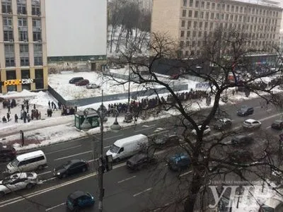 Возле гостиницы "Днепр" в Киеве снова собираются люди