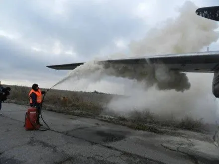 Спасатели в Херсоне учились тушить пожар самолета