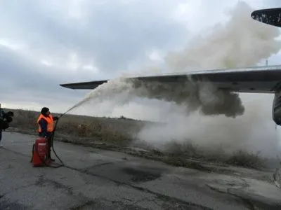 Спасатели в Херсоне учились тушить пожар самолета