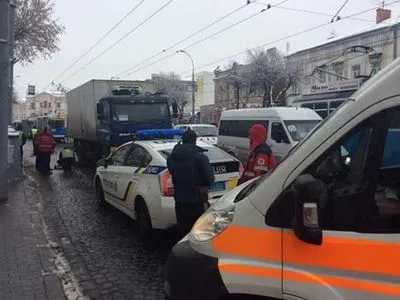 Женщина в Виннице попала под колеса грузовика, когда вышла из трамвая