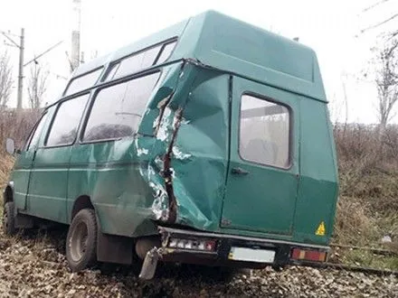 dtp-za-uchastyu-mikroavtobusa-ta-viyskovogo-avtomobilya-stalasya-u-kostyantinivtsi