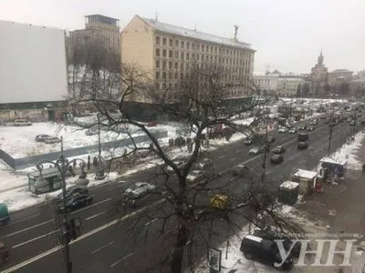 Более сотни человек снова собрались в районе гостиницы "Днепр" в Киеве