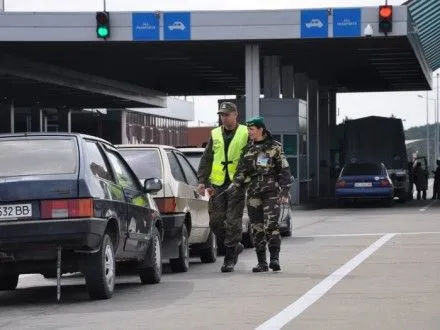 На границе с Польшей в очередях застряли почти 900 автомобилей